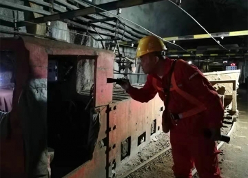 7噸架線(xiàn)式電機(jī)車(chē)金礦現(xiàn)場(chǎng)